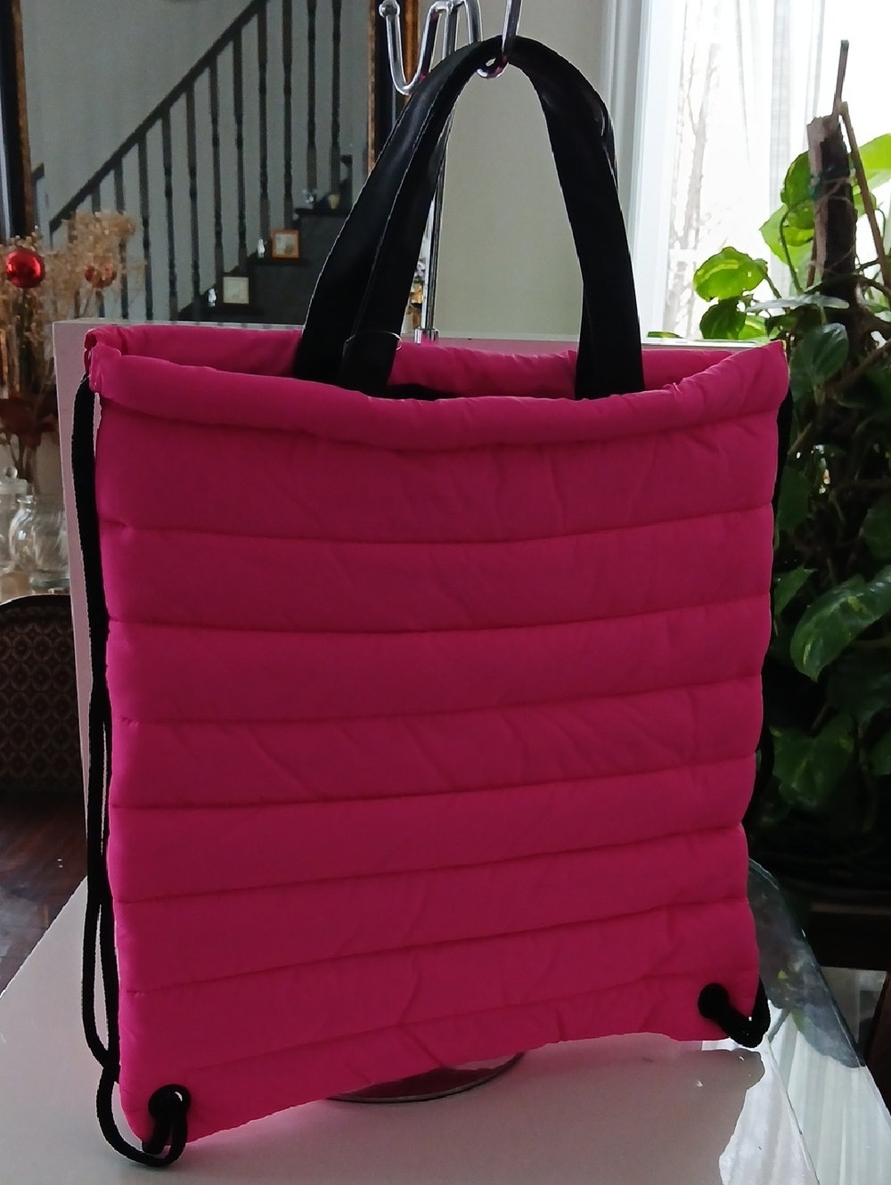 Women's Hot Pink Quilted Tote Bag with Black Handles NWT - Picture 3 of 7